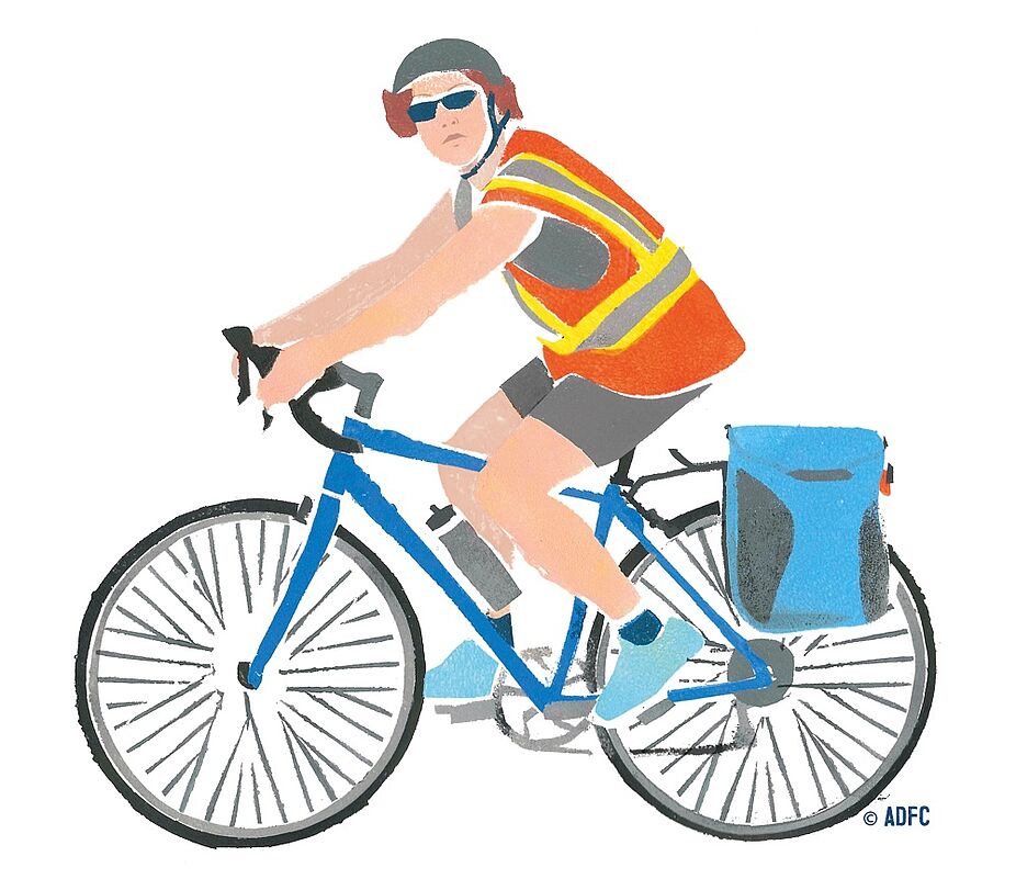 Radfahrerin mit gut sichtbarer Kleidung